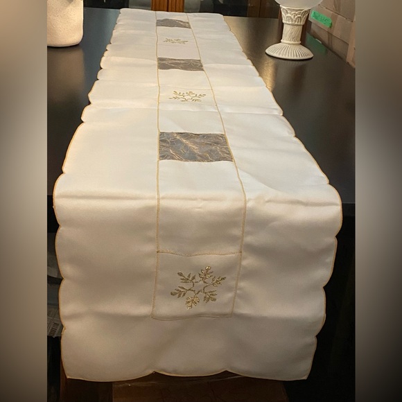 NEW Beautiful brand new Asian inspired table runner CR1 - Picture 1 of 3